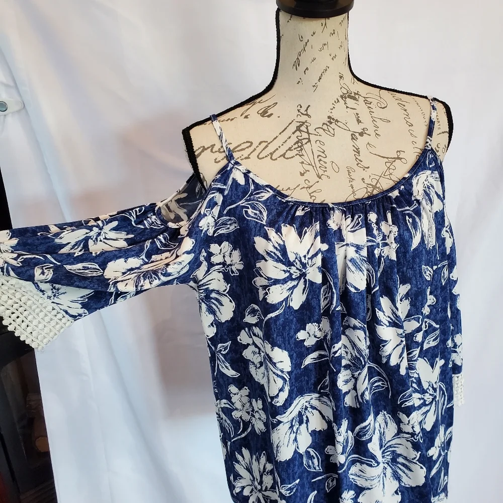Harlow & Rose Blue White Floral Cold Shoulder Top Size Large